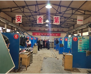 和靈石縣第一職業(yè)高中校領(lǐng)導(dǎo)在?？疾?
                                        class=