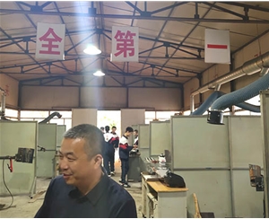 和靈石縣第一職業(yè)高中校領(lǐng)導(dǎo)在?？疾?
                                        class=