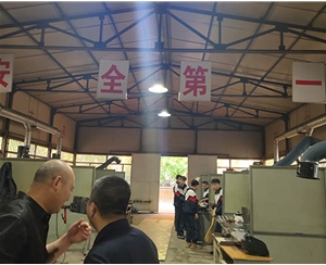 和靈石縣第一職業(yè)高中校領(lǐng)導(dǎo)在?？疾?
                                        class=