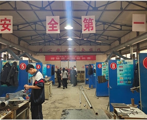 和靈石縣第一職業(yè)高中校領(lǐng)導(dǎo)在?？疾?
                                        class=